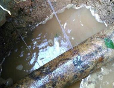 巴中楼顶渗水维修公司分享下地暖漏水的原因及检测方法。